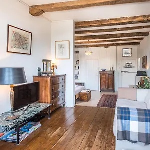 3* Gasthuis Classy 17th C Canalhouse